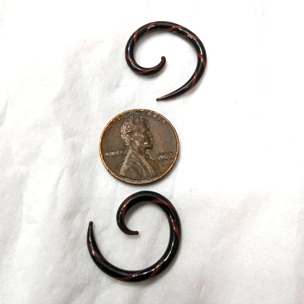 8g 1 pair of red and black Glass spiral tapers 8g gauged earrings